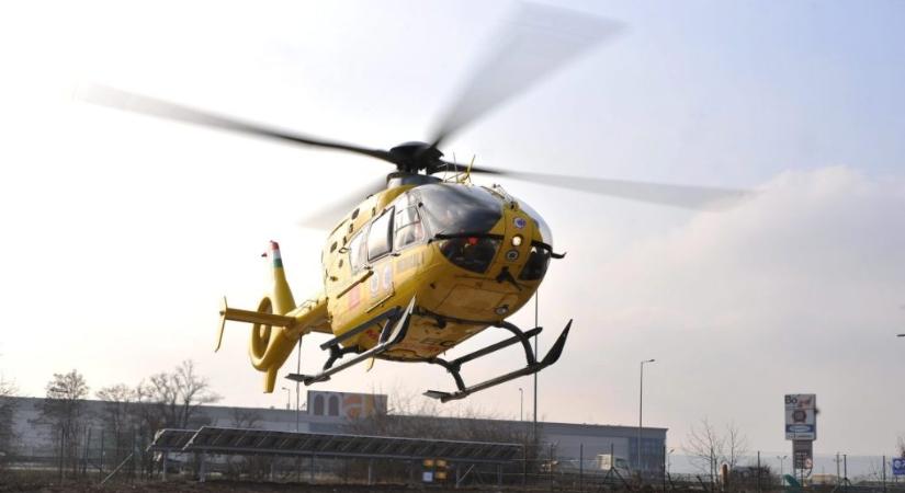 Két kocsi ütközött és felborult az M3-ason, a forgalmat leállították, a helyszínre mentőhelikopter érkezett
