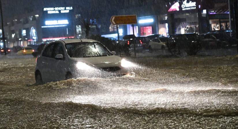 Villámárvíz mosta el Győrvárt – videón a hihetetlen pillanat