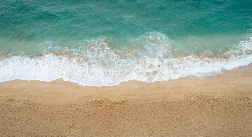 Takarítógéppel gázoltak halálra egy strandon alvó férfit
