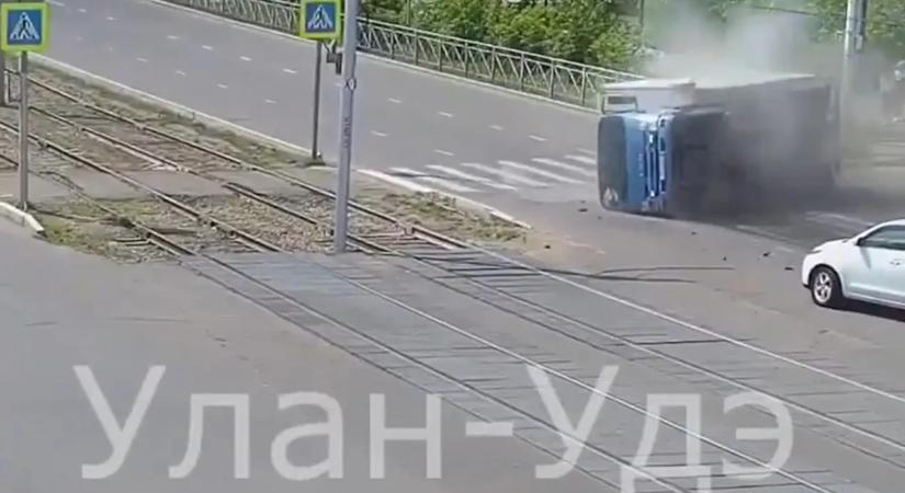Ilyen az, amikor nem a sofőr hibájából borul fel a teherautó – videó