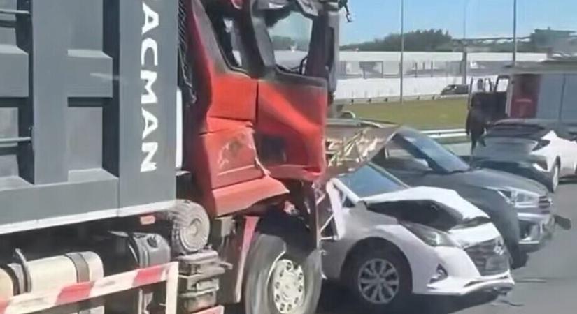 18 autót tolt össze a teherautó, a sokkoló eset után mindenki kiszállt