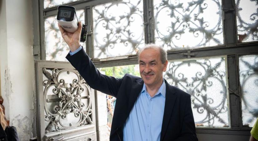 Hegedűs Zsolt: Kamerák le. Kamerák be