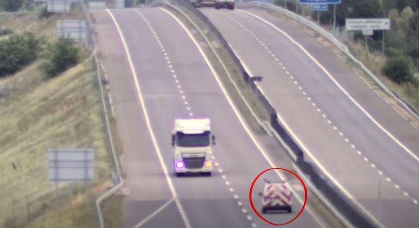Videó: kilométereken át a forgalommal szemben vezetett egy 69 éves sofőr az autópályán