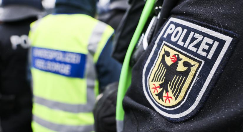 Őrjöngő férfi randalírozott Berlin utcáin, gyerekeket is fenyegetett, 13 rendőr sérült meg