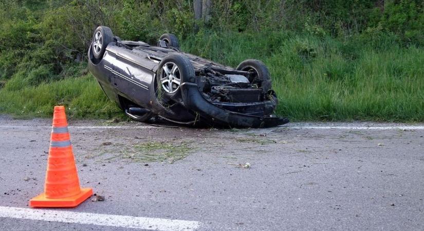 Teherautó és személygépkocsi karambolozott a 73-as főúton, a mentőket is riasztani kellett