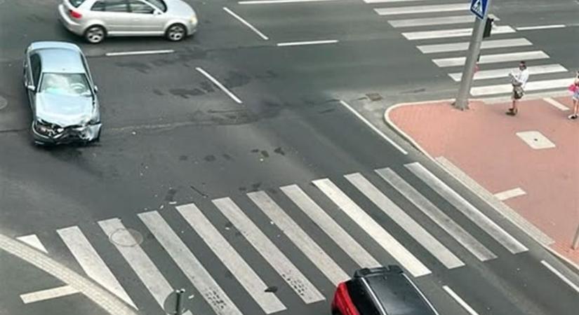 Tisztázatlan körülmények között ütközött két autó a zalai városban – megszólalt a rendőrség