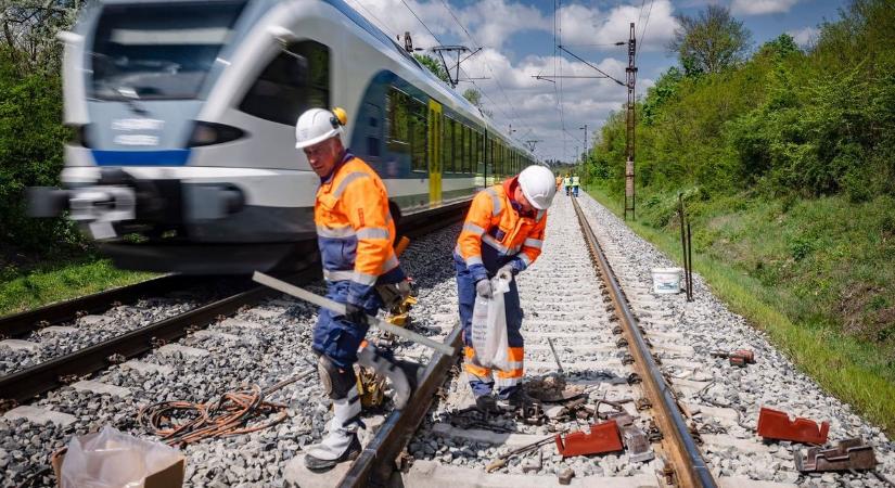 Fontos változás jön az esztergomi vasútvonalon: több vonat helyett pótlóbusz közlekedik