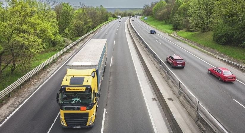 Egy kamion kezdett el füstölni az M35-ös autópályán, Hajdúböszörménynél