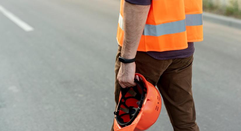 Burkolatjavítás miatt lezárás lesz pénteken és hétfőn a Tiszavárkony-Szőlők bekötő úton