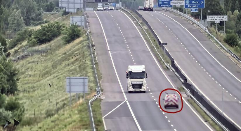 Elképesztő videó: mindenki szembejött az M6-oson, de az idős sofőr nem értette, miért!