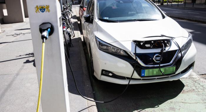 Zöld rendszámmal is fizetőssé válik a parkolás Budapesten