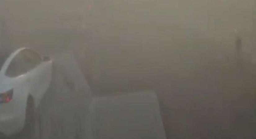 Videón a porvihar, szinte az orrukig sem láttak a sofőrök az M1-esen