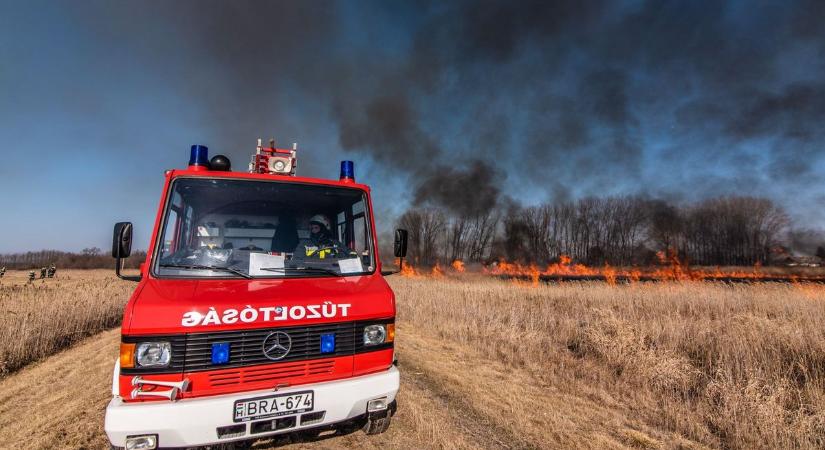 Körbálák, száraz gaz és egy roncsautó is lángra kapott Bács-Kiskunban