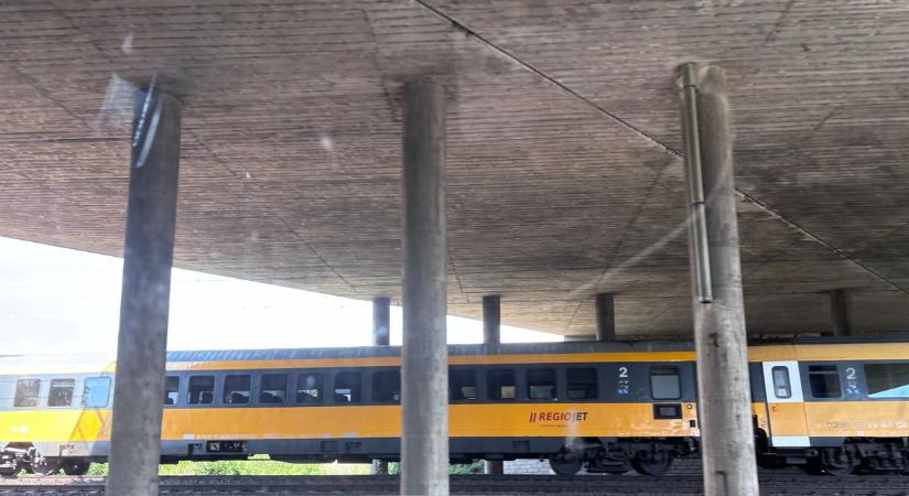 Elakadt vonat és vágányzár bénította meg a győri fővonalat