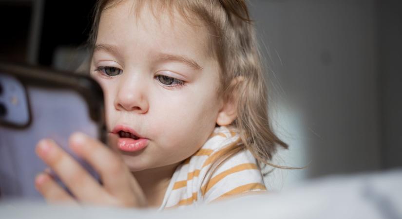 Digitális bébicsősz vagy mérgező szokás? Lesújtó igazság derült ki a két év alattiak képernyőidejéről