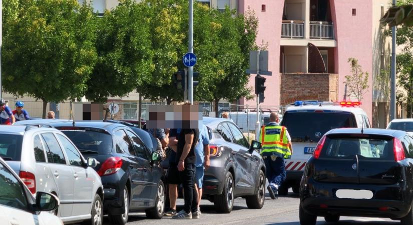Három autó ütközött Szombathelyen - fotók