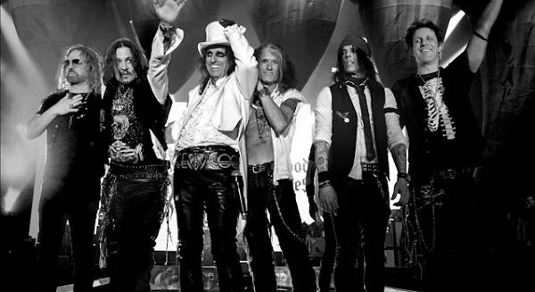 Koncertlemezt ad ki a Hollywood Vampires