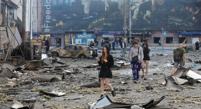 Hatmilliárd eurót kap Kijev védelmére Ukrajna, újabb uniós szankciók is jöhetnek