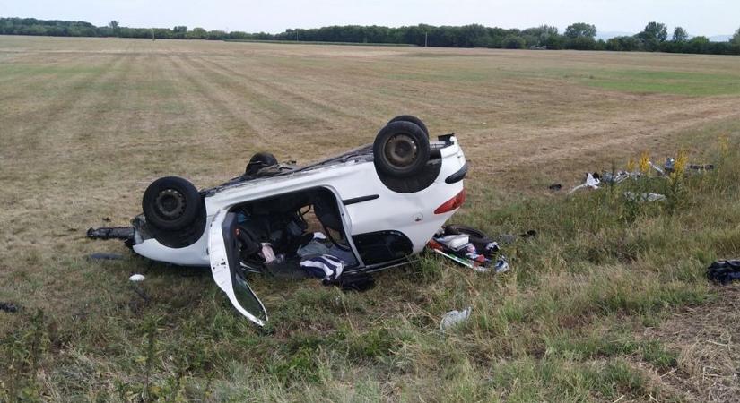 Borzasztó: fiatal férfi lehet a 3-as főúton történt baleset áldozata, gyerek is van a sérültek között – fotóval, videóval