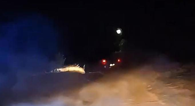 Videón a hajdúhadházi üldözés: padlógázzal menekült a rendőrök elől egy autós, árokba csapódott, majd a bozótban bújt el