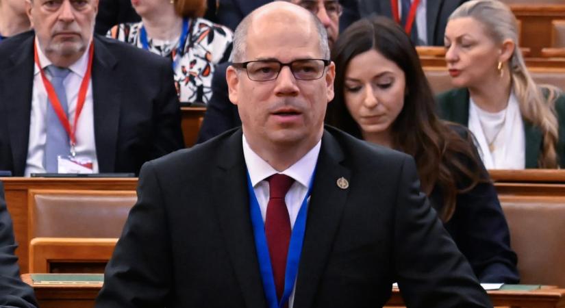 Telex: Az ügyészségen belül elkezdték fúrni a legfőbb ügyészt