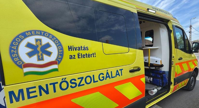 Baleset Nádudvaron: egy kerítést is átszakított az autó, két embert a mentők vittek el
