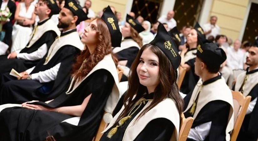 Diplomaosztó a Debreceni Egyetem Fogorvostudományi Karán – fotókkal, videóval