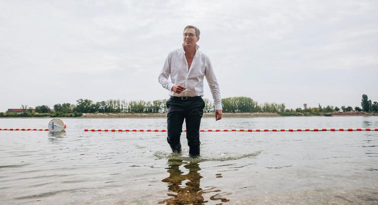 Karácsony Gergely átadott egy szabadstrandot, majd lassan levetkőzött a kamera előtt