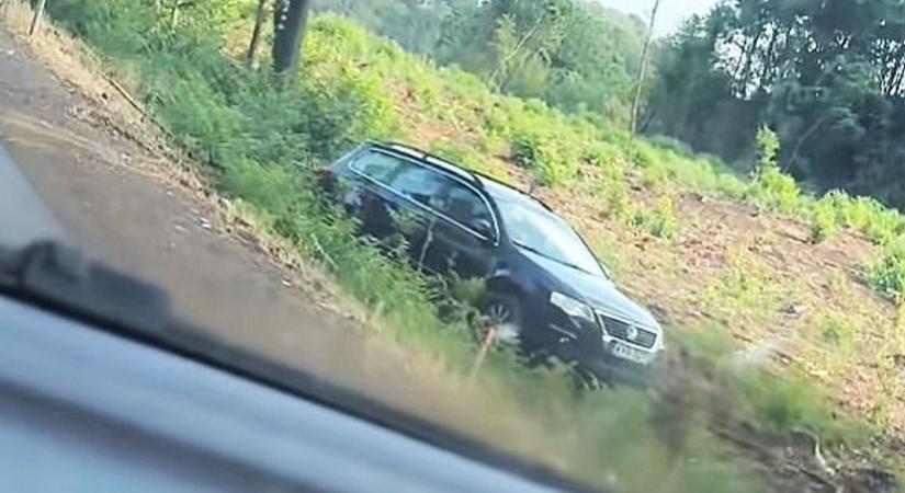 Horrorszakasz! Ismét baleset a rettegett úton: árokba csapódott egy autó Nyíregyháza mellett (videó)
