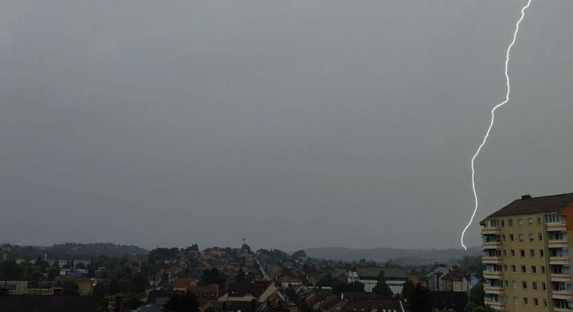 Közel 300 jelzés: Olvasóink kamerái előtt, így érkezett a vihar (galéria, videó)
