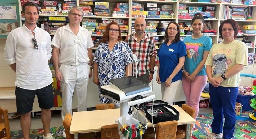Bence öröksége életeket segít: 2,7 millió forintos adomány érkezett a kecskeméti gyermekosztályra