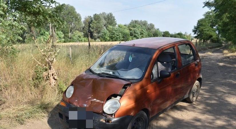 Se jogsi, se készség: földúton okozott balesetet egy autós