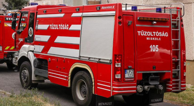 Tűz keletkezett egy borsodi házban, az encsi tűzoltók igyekeztek a helyszínre