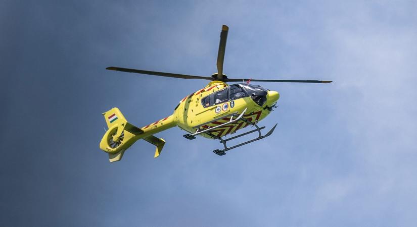 Összeütközött és felborult két autó Szihalomnál, mentőhelikoptert riasztottak a balesethez