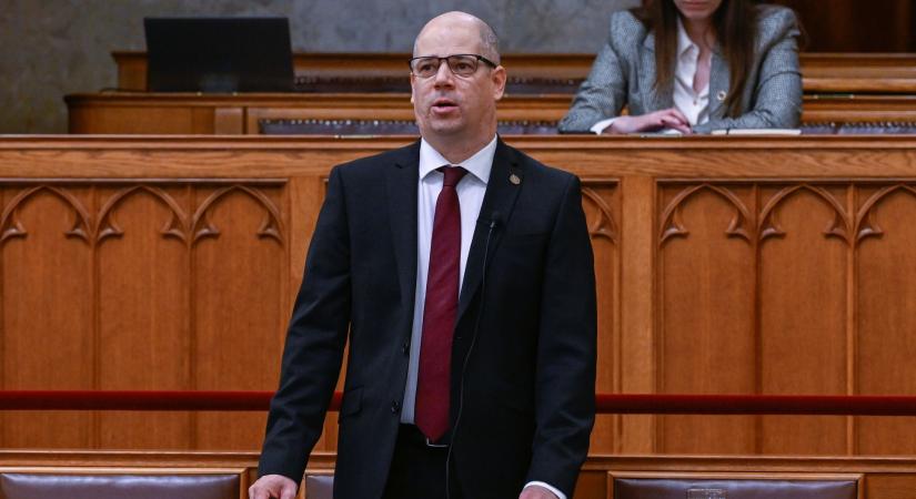 Belülről is fúrják a legfőbb ügyészt – állítja a Telex