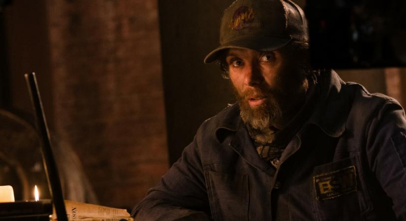 Cillian Murphy gépkarabéllyal a kezében rohangászik a Hang nélkül 3. New York-i forgatásán készült képeken és videókon