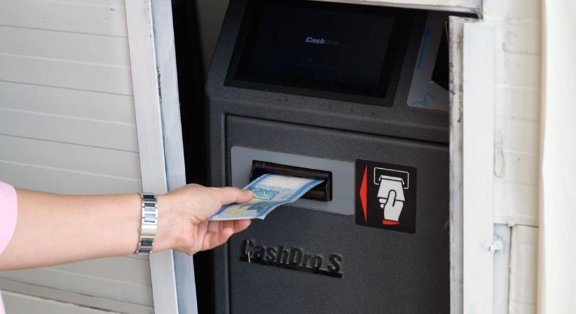 Egy automata intézi a fizetést ennél a szegedi lángososnál, nem véletlenül