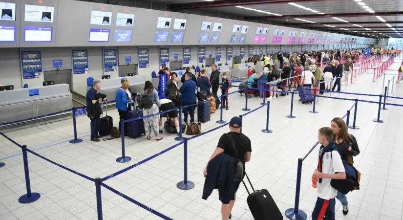 Akár öt órát is sorban állhatnak az utasok Európában – egyre nagyobb a káosz a repülőtereken