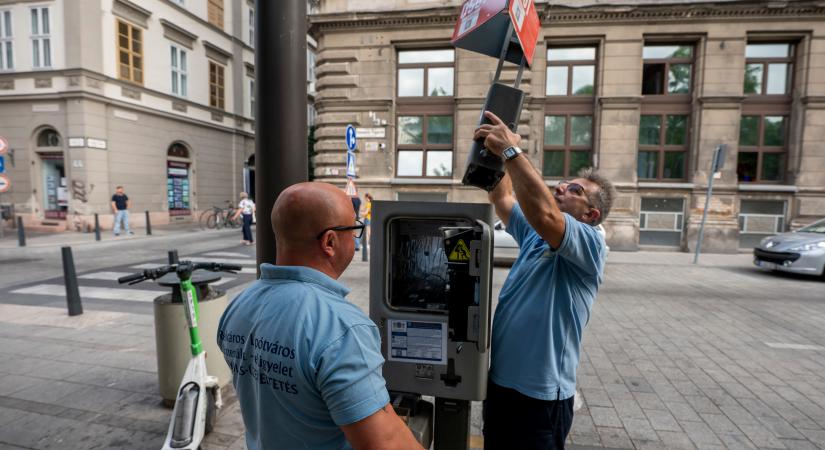 Elindult az automaták leszerelése: Drasztikus drágulás mellett búcsúzik a készpénzes parkolás – fotók