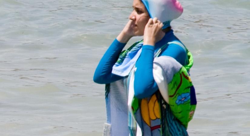 Rasszizmus vagy higiénia? Burkini miatt küldték ki a vízből