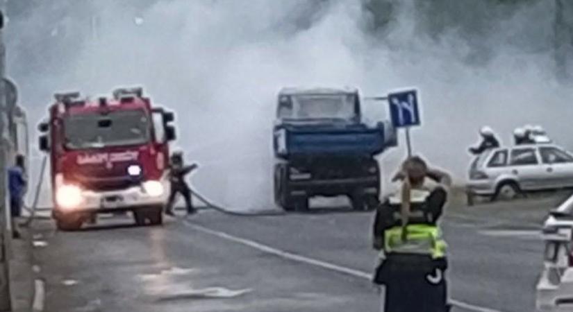 Füstbe borult az Újgyőri főtér környéke! Tűzoltók rohantak a forgalmas kereszteződéshez