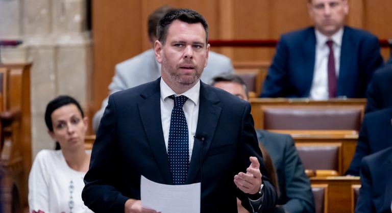 „Tartózkodjon az alapítvány vagyontárgyainak értékesítésétől” – Vitézy Dávid figyelmeztette Szentkirályi Alexandrát