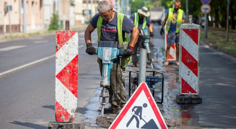 Elkezdődött a munka Kecskemét egyik legforgalmasabb útján, több hétig torlódások lesznek  fotók