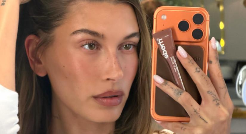 Hailey Bieber cukorkaszínű bikinije a nyár sztárja, ilyet akar most mindenki