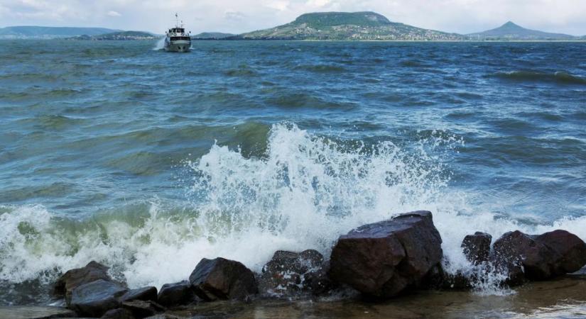 Segélykiáltás a Balatonért: egyszerre több veszély is fenyegeti a magyar tengert