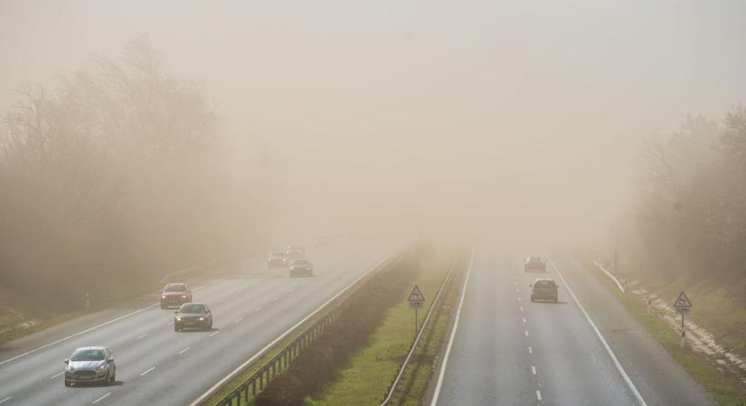Életveszélyes porvihar az autópályán: az orrukig sem láttak a sofőrök (videó)
