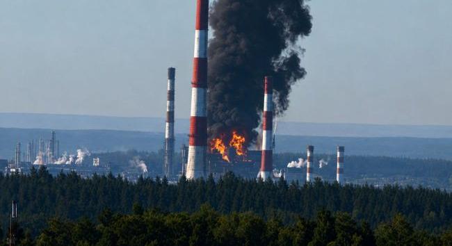 Lángba borult egy kulcsfontosságú orosz olajfinomító