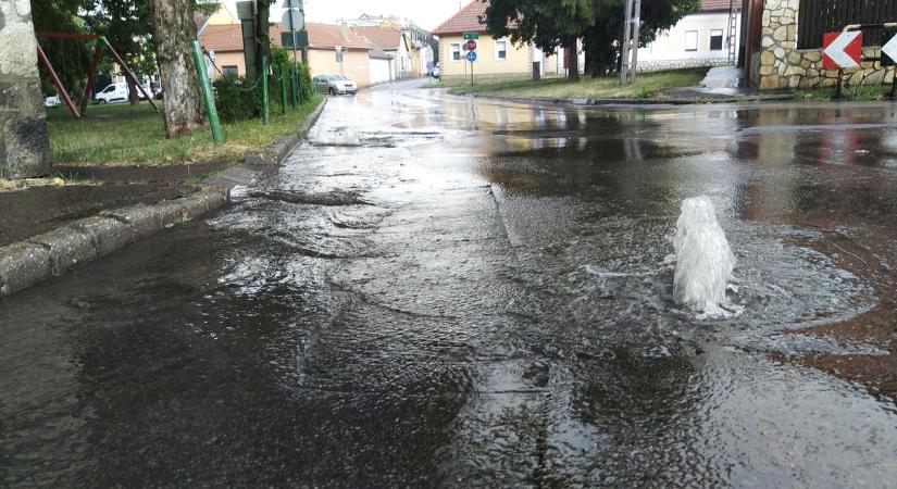 Patakokban folyt a víz az egri utakon - megérkezett a brutális vihar Hevesbe  fotók, videó