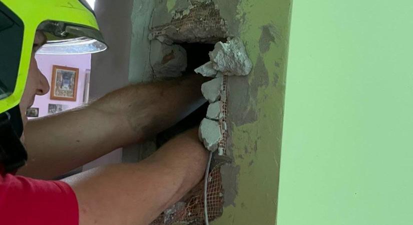 Falat kellett bontaniuk a bakonyi tűzoltóknak az életmentő akció során helyszíni fotók