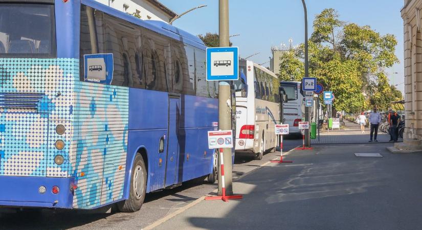 Nőhet a feszültség: a vonat itt leállt, de azért a pótlóbusz onnan elindult
